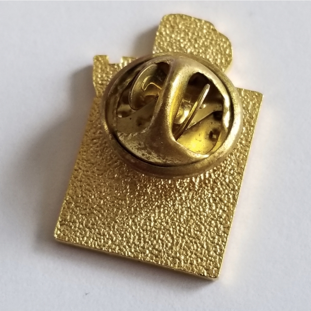 Alumni pin bagpiper red enamel Gold tone brooch Scotland Scottish - Picture 8 of 9